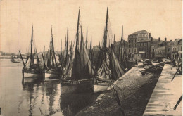 Delcampe - Les Sables D'olonne * Le Port , Vue Prise Du Quai Guiné * Bateaux De Pêche - Sables D'Olonne