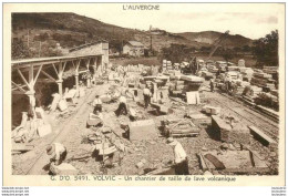 Delcampe - 63 VOLVIC UN CHANTIER DE TAILLE DE LAVE VOLCANIQUE - Volvic