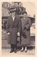 Delcampe - Photo  Opticien L.BIZIEN  - GUINGAMP   D'un Couple  Dvant Une Fontaine - Guingamp