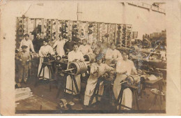 Delcampe - Carte Photo à Localiser - Des Femmes, Et Hommes Travaillant Dans Un Atelier - Zu Identifizieren