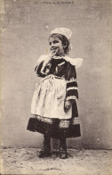 Delcampe - CPA Folklore Fillette De Quimperle - Costumi