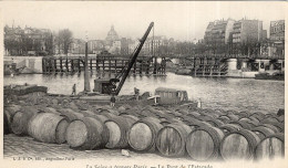 Delcampe - Paris IV : La Seine à Travers Paris : Pont De L'estacade  : Déchargement Des Tonneaux   ///  Ref.  Mai 26 /  N° 39.200 - Paris (04)