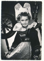 Delcampe - CPSM Dentelée 10.5 X 15 Finistère Petite Fille De Beuzec-Conq En CONCARNEAU Costumes Bretons Folklore Rouet - Concarneau