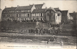 Delcampe - CPA Arromanches Les Bains La Petite Cale A L'beure Des Bains - Arromanches