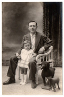 Delcampe - Cheval Et Chien à Roulette. Portrait D'un Papa Et Son Enfant. Carte Photo - Spielzeug & Spiele