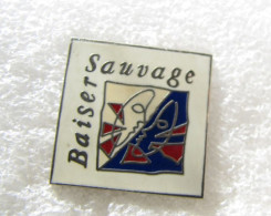 Delcampe - PIN'S   PARFUMS  BAISER SAUVAGE   Email Grand Feu  OPUS - Perfumes