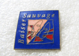 Delcampe - PIN'S   PARFUMS  BAISER SAUVAGE   Email Grand Feu  DEMONS ET MERVEILLES - Perfumes