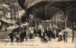 Delcampe - Vichy CPA Un Coin De L'allee Couverte - Vichy