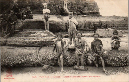 Delcampe - INDOCHINE - DOSON - Enfants Pechant Dans Les Rochers - Vietnam