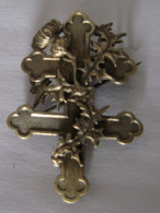 Delcampe - Broche Croix De Lorraine Au Décor De Chardon Métal Argenté - Broschen
