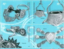 Delcampe - ARGENTINA Serie En CUADRO X 4 Sellos Mint PLATERÍA CRIOLLA EN PLATA: ESPUELAS, FRENO, ESTRIBOS Y RASTRA Año 2001 - Neufs