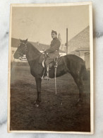 Delcampe - Carte Photo Soldaat Belgie Te Paard - Uniformen