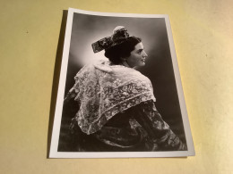 Delcampe - Arles/ Carte Photo Genre Cpm Arlesienne  La Reine D’arles Photo George - Arles