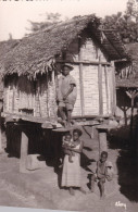 Delcampe - MADAGASCAR ,,,CASE MALGACHE  Sur  PILOTIS,,,,un Coin  Vu Par  STAVY,,,,veritable Photo Faite A La Main,,, - Madagaskar