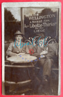 Delcampe - Deux Hommes Assis à La Terrasse D'un Café - (publ. Source Wellington Nivezé-Spa, Agce. Libotte-Thirriar, Liege - 14x9 Cm - Anonymous Persons