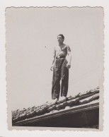 Delcampe - Young Man Posing On House Rooftop, Portrait, Vintage Orig Photo 6.6x8.5cm. /85228 - Anonymous Persons