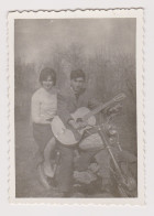 Delcampe - Couple, Pretty Young Woman And Young Man Posing On Motorcycle With Guitar, Vintage Oig Photo 6x8.5cm. /84002 - Anonymous Persons
