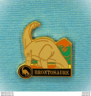 Delcampe - 1 PIN'S // ** " BRONTOSAURE " DINOSAURE HERBIVORE SAUROPODE / VÉCU AU JURASSIQUE SUPÉRIEUR **. - Animali