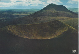 Delcampe - CPM   France Auvergne Rhône Alpes   Le Cratère Du Puy De Pariou  Au Fond Le Puy De Dôme - Auvergne