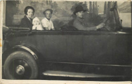 Delcampe - Carte Postale Ancienne - Photographie - Carte Photo - Famille Photographié Dans Son Automobile - Mode Vetements D'époque - Fotografie