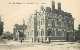 Delcampe - Carte Postale Ancienne - 80 - Doullens - Ecole Communale Et Rue De La Gare - Animée - CPA - Voir Scans Recto-Verso - Pos - Doullens