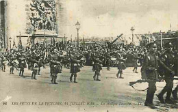 Delcampe - Carte Postale Ancienne - Militaria - La Musique Ecossaise Aux Fetes De La Victoire Du 14 Juillet 1919 à Paris - Animée - - Uniformen
