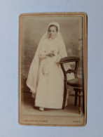 Delcampe - CDV Paris (75) Portrait De Jeune Communiante + L. Muller-Rault Photographe 48 Bis Rue De Rivoli Paris - Antiche (ante 1900)