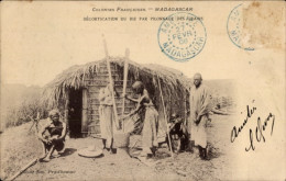Delcampe - CPA Madagaskar, Dekoration Von Reis Durch Zerstampfen Von Körnern - Trachten