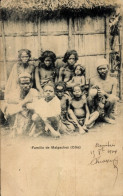 Delcampe - CPA Afrika, Madagassische Familie - Trachten