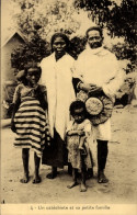 Delcampe - CPA Africa, Ein Katechet Und Seine Kleine Familie - Trachten
