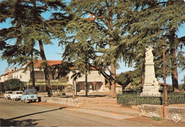 Delcampe - 47 DAMAZAN AA#DC718 STATUE LE VILLAGE LES PROMENADES AUTOMOBILES RENAULT - Damazan