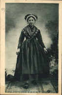 Delcampe - CPA Folklore Auvergne Jeune Auvergnate - Trachten