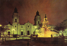 Delcampe - CPM - L - PEROU - LIMA - VISTA NOCTURNA PLAZA DE ARMAS - LA CATEDRAL Y FUENTE DE 1650 - Peru