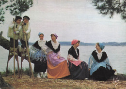 Delcampe - 40 SOUSTONS LES DANSEURS AU REPOS SUR LE BORD DU LAC - Soustons