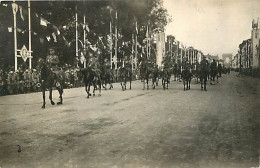 Delcampe - Carte Postale Ancienne - Photographie - Carte Photo - Défilé Militaire Sur Les Champs Elysées - Animée - Chevaux - CPA - - Fotografie