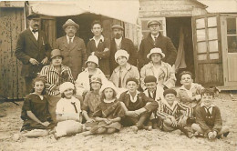 Delcampe - Carte Postale Ancienne - Photographie - Groupe Prenant La Pose - Carte Photo - Mode Vetements D'époque - Chapeau - Beret - Fotografie