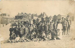 Delcampe - Carte Postale Ancienne - Photographie - Carte Photo - Groupe D'enfants Prenant La Pose Sur La Plage - Indication Au Dos - Fotografie