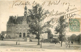 Delcampe - Carte Postale Ancienne - 78 - Versailles - L'Hôtel De Ville Et L'Avenue Thiers - Animée - Oblitération Ronde De 1907 - E - Versailles