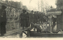 Delcampe - Carte Postale Ancienne - 75 - Paris - Inondations De Paris De Janvier 1910 - Avenue Dumesnil - Animée - Grosse Animation - Inondations De 1910