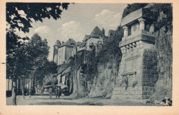 Delcampe - Uzerche Animée Monument Aux Morts Route De Paris-Toulouse - Uzerche