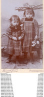 Delcampe - 711x    CDV Fillettes Avec Panier Et Robe à Carreaux Ph. Ménard - Fotografie