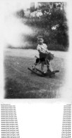 Delcampe - 712y  Photo Enfant Cheval De Bois à Bascule Jouet Jeu - Spielzeug & Spiele