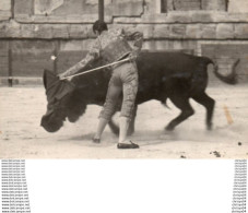 Delcampe - 712z   Corrida Torero Matador Carte Photo Georges Arles Une Passe - Stierkampf