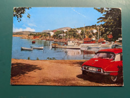 Delcampe - Novi Vinodolski (Yougoslavie, Croatie, Primorje-Gorski Kotar) Port, Bateaux De Pêche, Citroën DS Rouge + ZS Zagreb - PKW