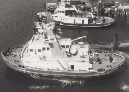 Delcampe - Radius 15 M-0 Tugboat Postcard Size Real Photo #SDF981 - Schlepper