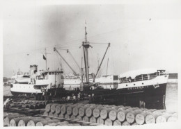 Delcampe - Ship HOLLANDIA Cargo Ship Dockside Postcard Size Real Photo #SDF957 - Handel