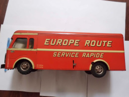 Delcampe - EUROPE ROUTE SERVICE RAPIDE  MECANIQUE  CAMION  JOUSTRA TOLE  AVEC CONDUCTEUR  ANNEE 1957    LONGUEUR  44 Cm SANS CLEF - Oud Speelgoed