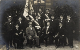 Delcampe - Studentika Photo CPA Gruppenfoto Der Studenten, Standarte - Schulen