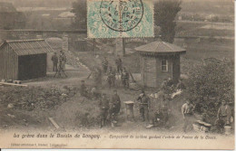 Delcampe - 54 - LA GREVE DANS LE BASSIN DE LONGWY - CAMPEMENT DE SOLDATS GARDANT L'ENTREE DE L'USINE - Longwy