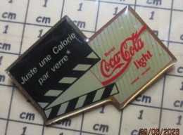 Delcampe - Pin113A     COCA-COLA LIGHT JUSTE UNE CALORIE CLAP DE CINEMA - Coca-Cola